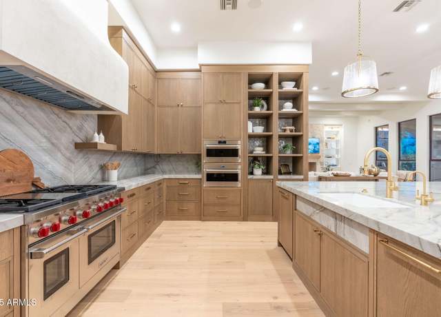 Property at 6539 S Oakwood Way, Gilbert, AZ 85298, 6 beds, 4 baths