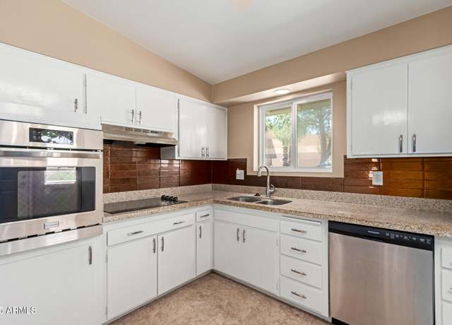 Property at 10621 W Oakmont Dr, Sun City, AZ 85351, 2 beds, 2 baths