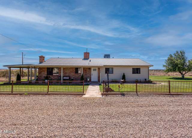 Property at 929 E Willow Ln, Taylor, AZ 85939, 4 beds, 3 baths
