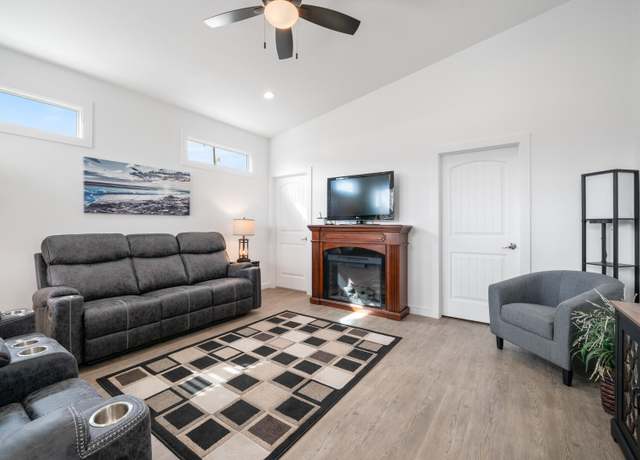 Property at 724 Emerald Dr, Apache Junction, AZ 85119, 1 bed, 2 baths