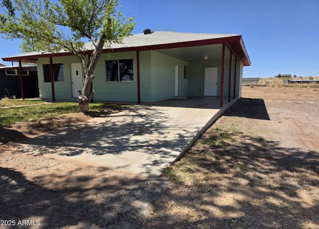 Property at 610 S 11th Pl W, St Johns, AZ 85936, 3 beds, 2 baths