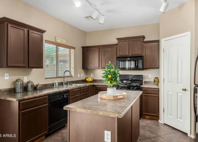 Property at 10922 E Wallflower Ln, Florence, AZ 85132, 5 beds, 2.5 baths