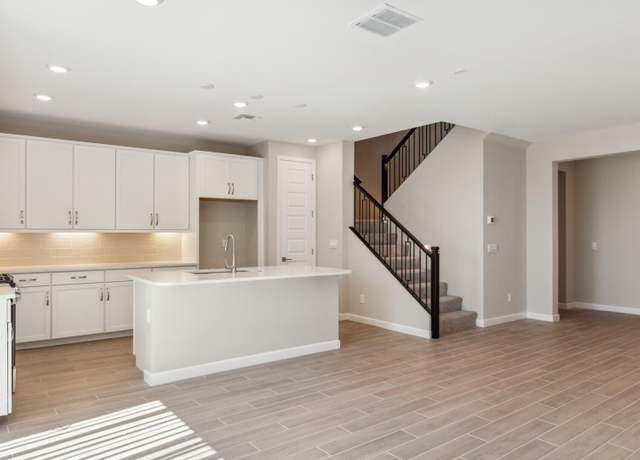 Property at 5810 E Zachary Dr, Phoenix, AZ 85054, 3 beds, 2.5 baths