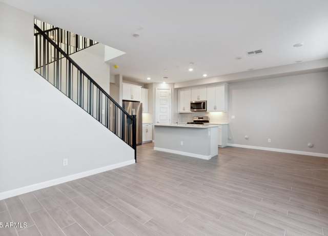 Property at 5822 E Zachary Dr, Phoenix, AZ 85054, 3 beds, 2.5 baths