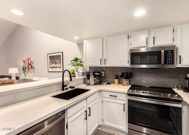 Property at 26 E Coral Gables Dr, Phoenix, AZ 85022, 2 beds, 2 baths