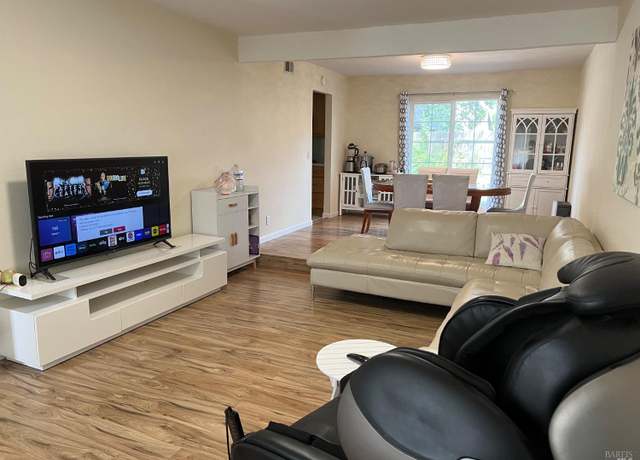 Property at 660 Berkshire Dr, Dixon, CA 95620, 4 beds, 2.5 baths
