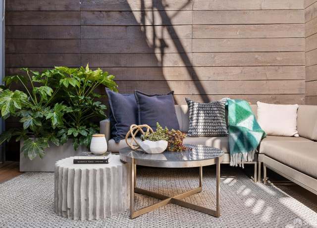 Property at 987 De Haro St #1, San Francisco, CA 94107, 2 beds, 2 baths