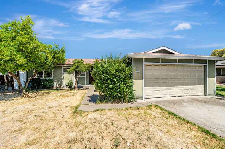 Photo of 942 E Yorkshire Dr Stockton, CA 95207