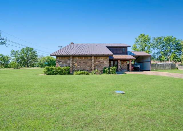 Property at 905 W 11th, Clarksville, TX 75426, 3 beds, 2.5 baths
