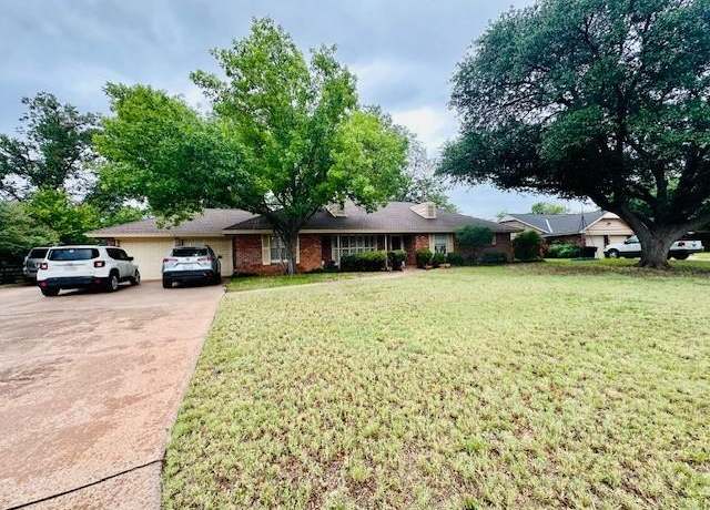 Property at 2018 River Oaks Cir, Abilene, TX 79605, 3 beds, 2 baths