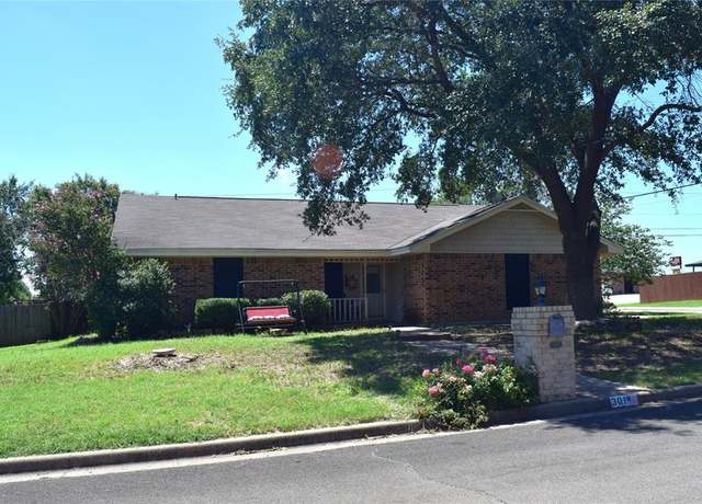 Property at 301 Cross Country Dr, Hewitt, TX 76643, 3 beds, 2 baths