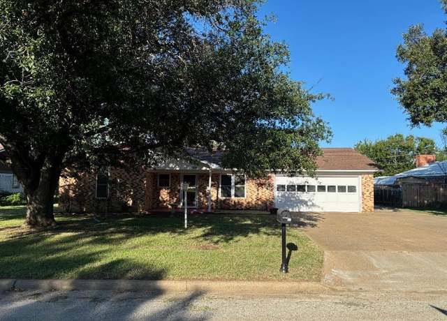 Property at 711 Mistletoe St, Breckenridge, TX 76424, 3 beds, 2 baths