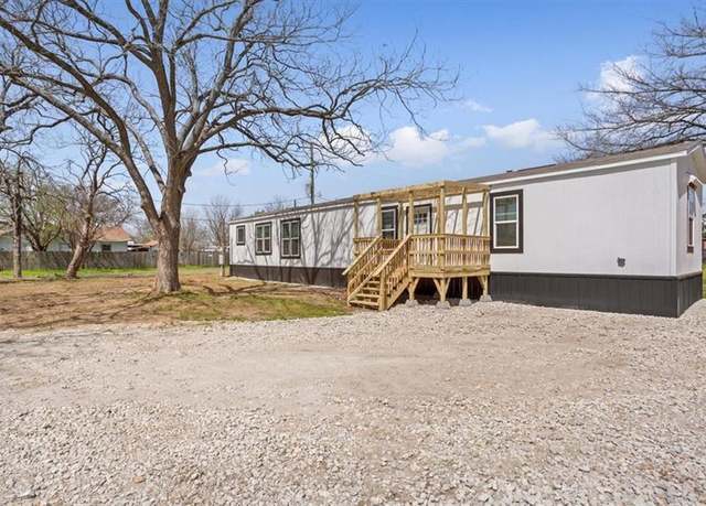 Property at 404 E Collins St, Bremond, TX 76629, 3 beds, 2 baths