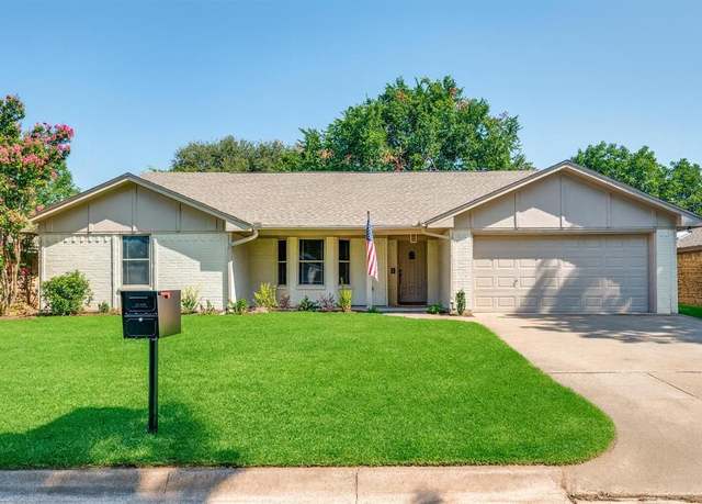 Property at 1015 De Pauw Dr, Arlington, TX 76012, 4 beds, 2 baths