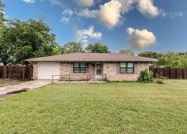 Property at 204 E 2nd St, Quinlan, TX 75474, 2 beds, 1 bath