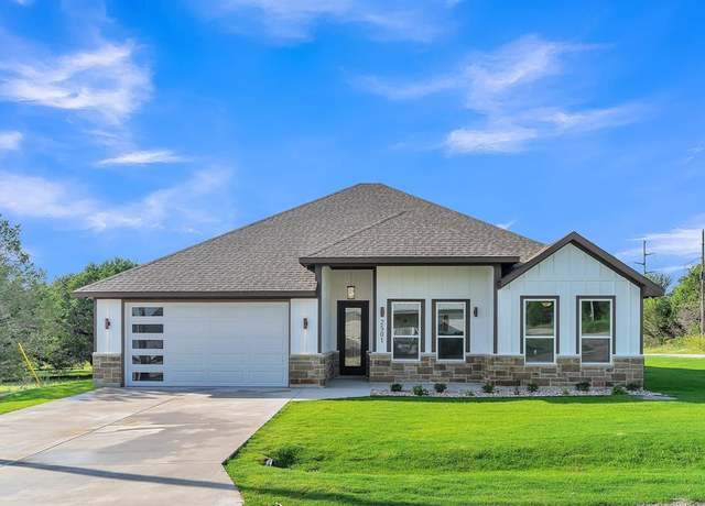 Property at 2501 Neil Ct, Granbury, TX 76048, 4 beds, 2 baths
