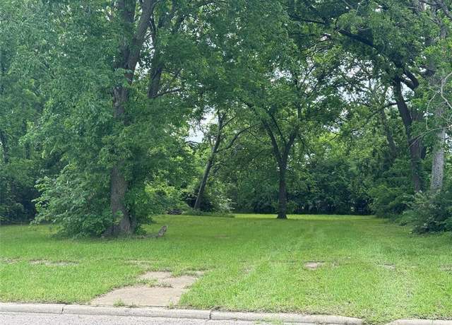 Property at 812 N Willow St, Sherman, TX 75090