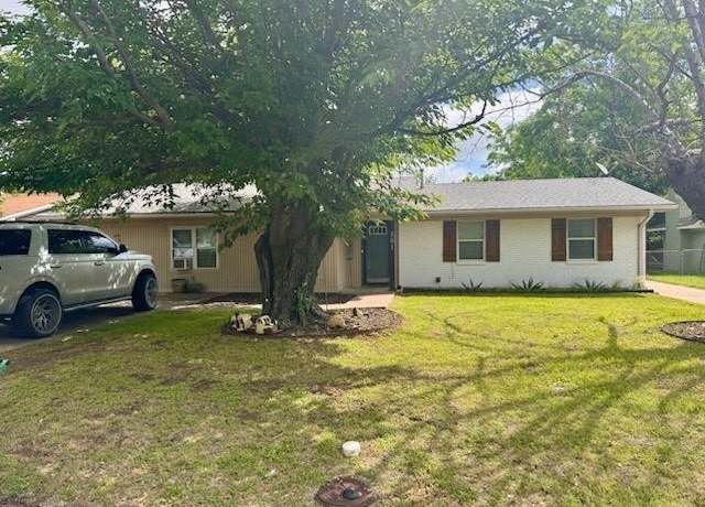 Property at 261 Barker St, Stephenville, TX 76401, 4 beds, 2.5 baths