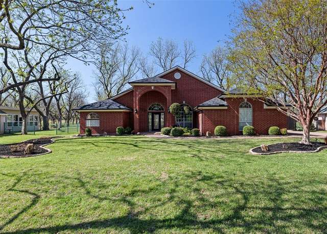 Property at 8609 Ravenswood Rd, Granbury, TX 76049, 3 beds, 2 baths