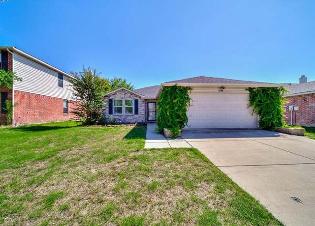 Property at 1928 Riverchase Ln, Fort Worth, TX 76247, 3 beds, 2 baths