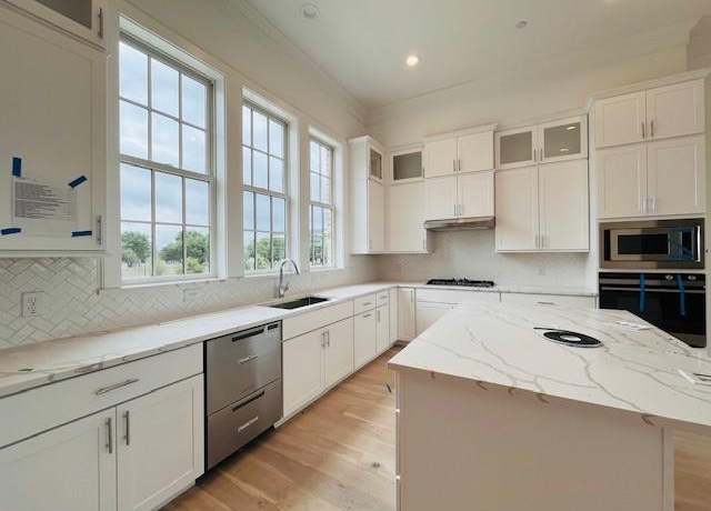 Property at 6009 Laurel Ln, Addison, TX 75001, 4 beds, 3.5 baths