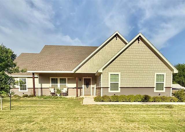Property at 1018 Westwood Dr, Graham, TX 76450, 3 beds, 2 baths