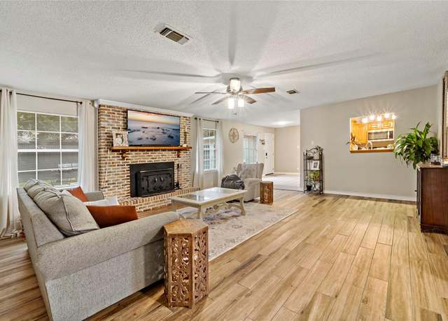 Property at 695 SE 32nd St, Paris, TX 75460, 3 beds, 2 baths