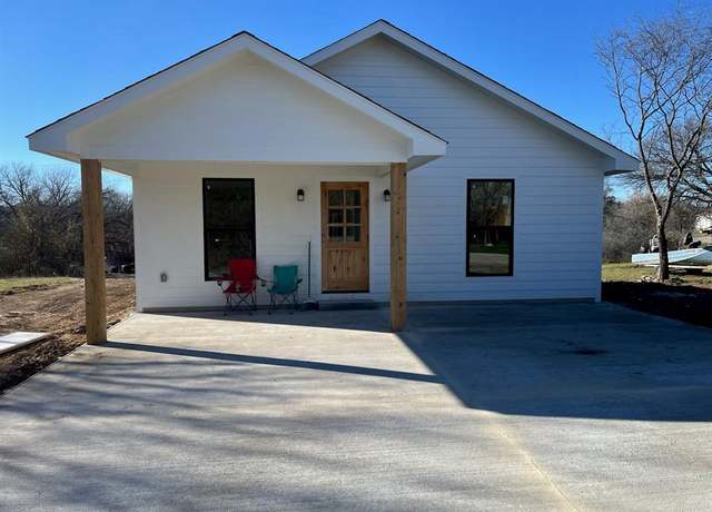 Property at 5702 Arkansas Trl, Granbury, TX 76048, 3 beds, 2 baths