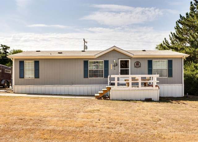 Property at 713 Skylark Dr, Granbury, TX 76049, 3 beds, 2 baths