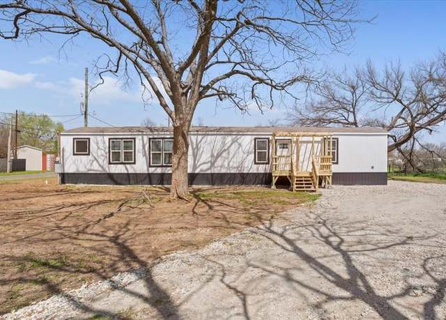 Property at 404 E Collins St, Bremond, TX 76629, 3 beds, 2 baths