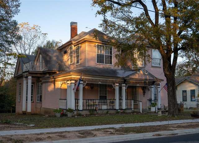 Property at 540 12th St SE, Paris, TX 75460, 5 beds, 2 baths