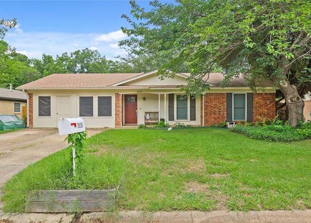 Property at 2028 Bowling Green St, Denton, TX 76201, 4 beds, 2 baths
