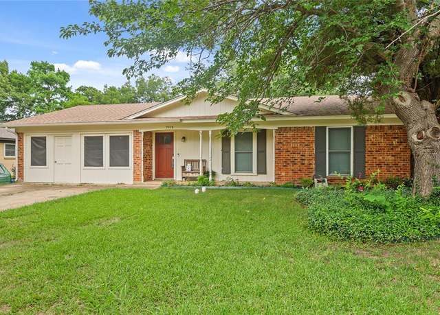 Property at 2028 Bowling Green St, Denton, TX 76201, 4 beds, 2 baths