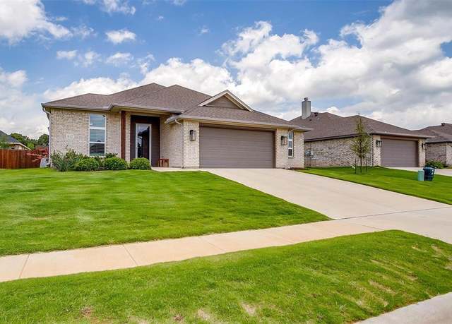 Property at 812 Porcupine Dr, Springtown, TX 76082, 3 beds, 2 baths