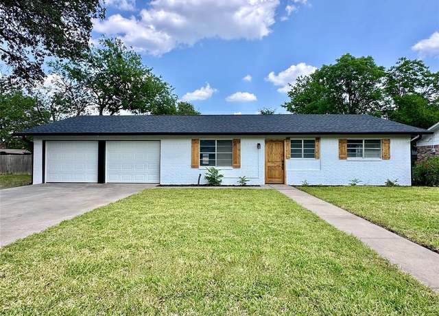Property at 2013 S High St, Brady, TX 76825, 3 beds, 2 baths