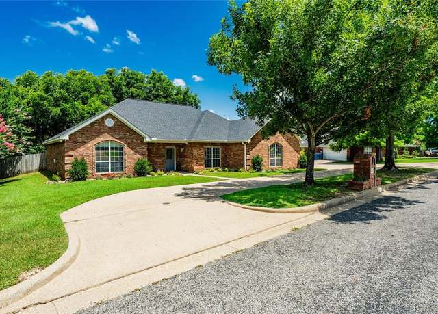 Property at 916 Van Winkle Cir, Athens, TX 75751, 3 beds, 2.5 baths