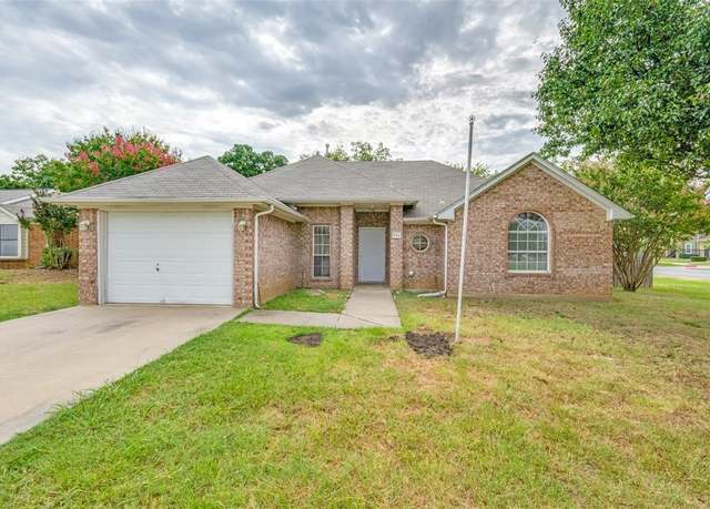 Property at 300 Mack Dr, Denton, TX 76209, 3 beds, 2 baths
