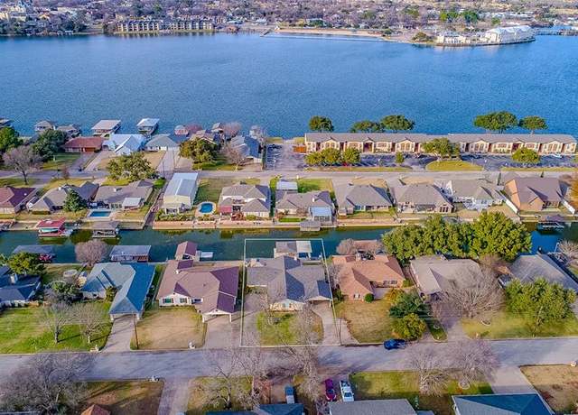 Property at 704 Tahiti Dr, Granbury, TX 76048, 4 beds, 2.5 baths