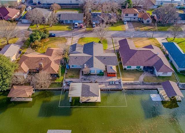 Property at 704 Tahiti Dr, Granbury, TX 76048, 4 beds, 2.5 baths