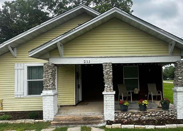 Property at 211 S Wickham St, Alvord, TX 76225, 2 beds, 1 bath