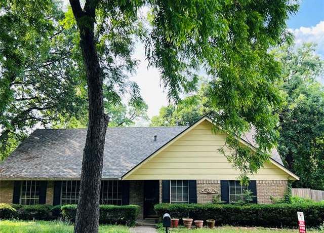Property at 425 Ten Mile Dr, Desoto, TX 75115, 4 beds, 2.5 baths