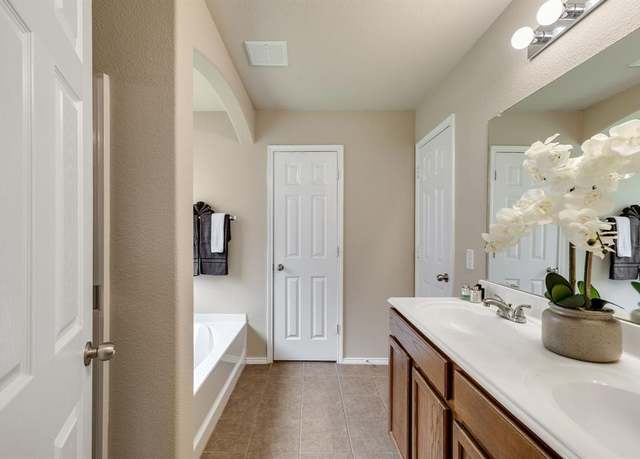 Property at 5640 Lincolnwood Dr, Prosper, TX 75078, 4 beds, 2 baths
