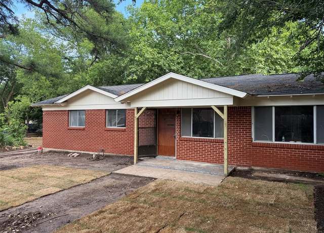 Property at 1423 W Ball St, Weatherford, TX 76086, 3 beds, 2 baths