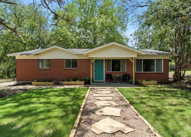 Property at 1423 W Ball St, Weatherford, TX 76086, 3 beds, 2 baths
