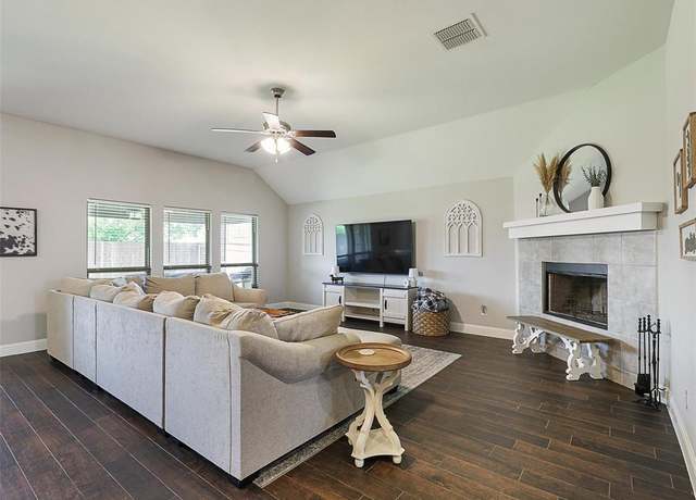 Property at 1455 Radecke Rd, Krum, TX 76249, 4 beds, 3 baths