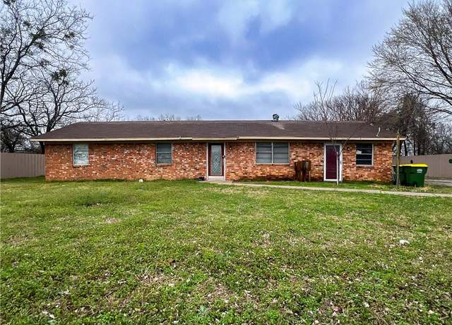 Property at 513 Henderson Blvd, Groesbeck, TX 76642, 4 beds, 2 baths