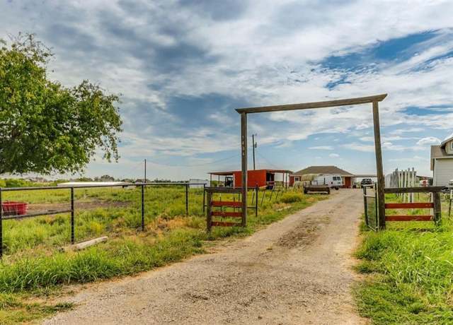 Property at 5404 Stitzle Rd, Crandall, TX 75114, 3 beds, 2 baths