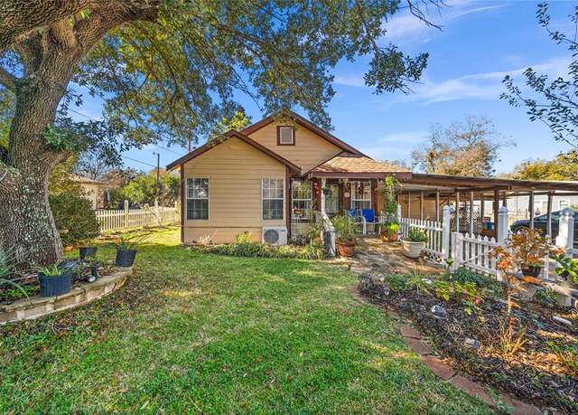 Property at 1017 N 3rd St, Athens, TX 75751, 5 beds, 2 baths