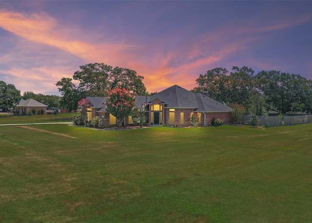 Property at 1082 Oak Bend Dr, Kaufman, TX 75142, 4 beds, 3 baths