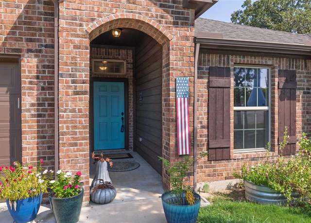 Property at 100 Oak Ct, Runaway Bay, TX 76426, 4 beds, 2 baths